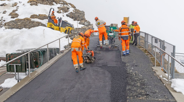 Mit grossem Einsatz und sehr schnell arbeitete die Equipe. BILD: MICHAEL SCHINNERLING