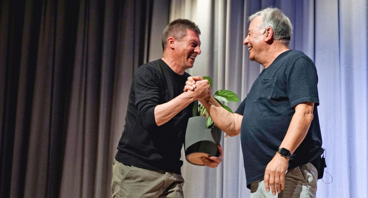 Heinz Zurbrügg (l.) freute sich über ein unerwartetes Geschenk von Rolf Schmid. ALLE BILDER: MARCEL MARMET