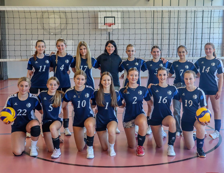 Das U18-Team der Frutiger dankt Sponsorin Paula Gerber von den Engstligenalp-Bahnen für die neuen Trikots. BILD: SARAH WNUK