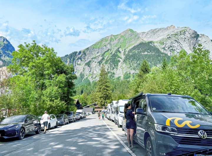 Entlang der Sesselbahnstrasse stehen mehrere Wohnmobile. Bild: POL