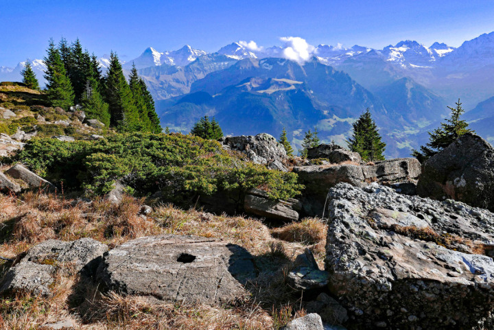 Die Steine sind an den unterschiedlichsten Standorten zu finden. Einige davon bieten eine wunderbare Aussicht aufs Bergpanorama. ALLE BILDER: ZVG