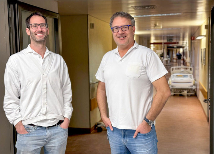 Mit der neuen Station wollen Moritz Strickler und Markus von Gradowski (v. l.) betagten AkutpatientInnen wieder auf die Beine helfen. BILDER: HÜS