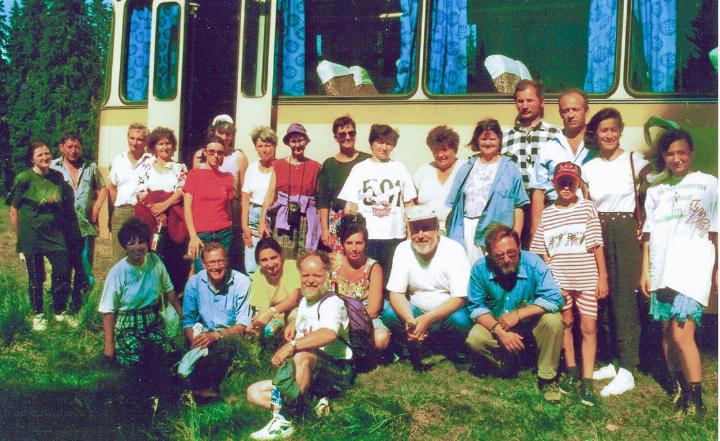 Im Juli 1996 reiste zum ersten Mal eine Gruppe aus Aeschi-Krattigen nach Sebes in Siebenbürgen. Auf einem gemeinsamen Ausflug mit ihren Gastfamilien entstand dieses Foto. BILD: ZVG