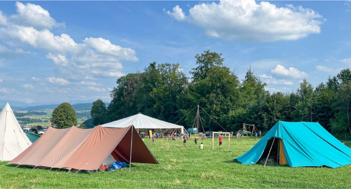 Auf dem Dentenberg schlug die Jungschar Adelboden ihre Zelte auf. BILD: ZVG