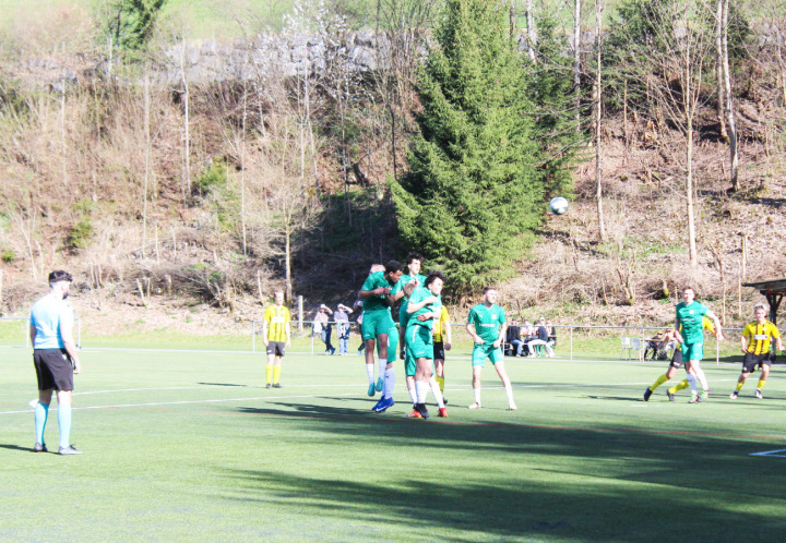 Der FC Reichenbach kämpfte am Samstag tapfer ums «runde Leder», konnte allerdings im Spiel mit dem FC Allmendingen keine Punkte holen. BILD: MICHAEL MAURER