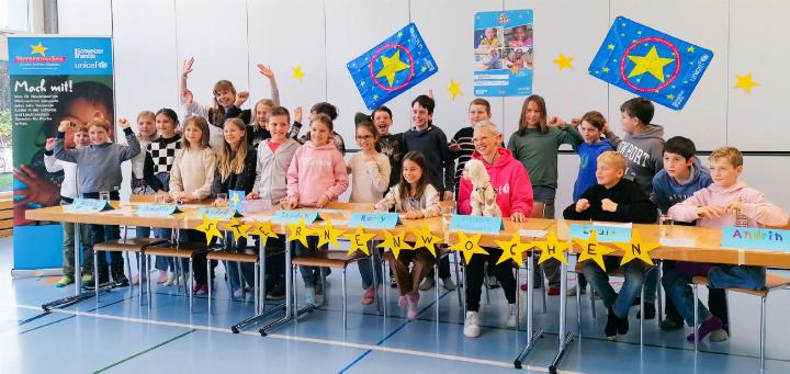 Bereit zu guten Taten: die 3. / 4. Klasse der Primarschule Krattigen mit Lehrerin Noëlle-Florine Senn (links hinten) und Botschafterin Stefanie Heinzmann im pinken Kapuzenpulli BILDER: THOMAS FEUZ