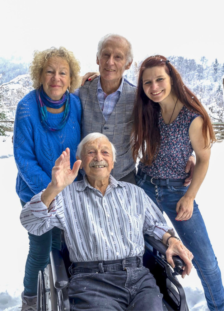 Godi Schneider (vorn) bekommt regelmässig Besuch (hier von seinen Töchtern Marianne und Beata sowie dem ehemaligen Knecht Hans Grossen). BILDER: MICHAEL SCHINNERLING