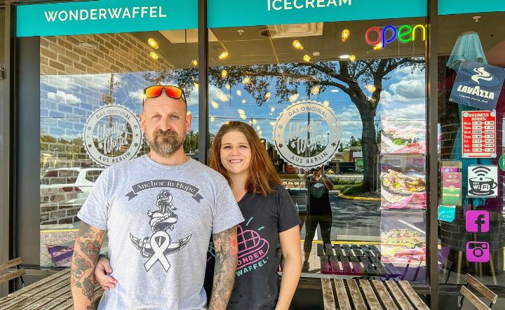 Mike Hostettler und Marina Marrer vor ihrem Waffelladen in Florida BILDER: ZVG