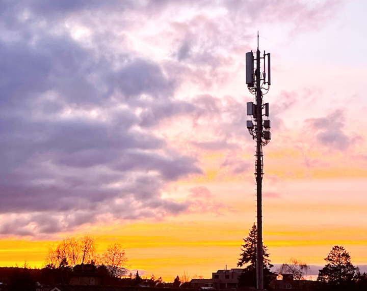 Nicht von allen gern gesehen: eine Mobilfunkanlage im Abendrot BILD: MARK POLLMEIER