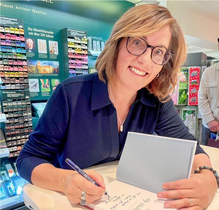 Irene Graf beim Signieren ihres neusten Werks.