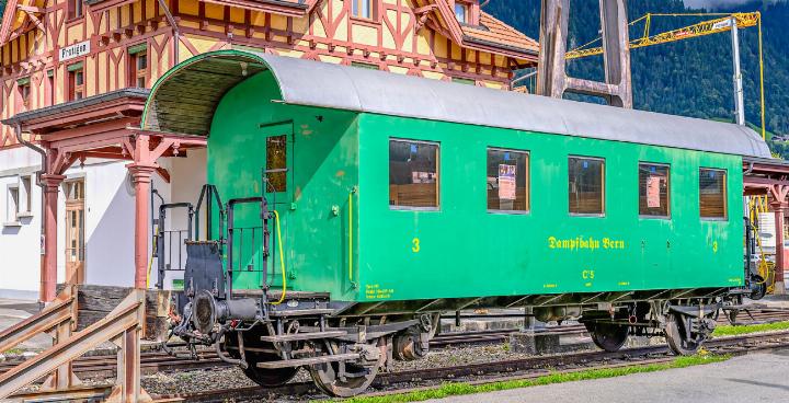 In diesem alten Bahnwagen und im historischen Bahnhof dahinter spielt sich die Geschichte respektive das Theater ab. BILDER: MARTIN WENGER