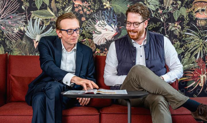 Im Gespräch: Thomas Fischer, Chief Investment Officer, Anlagechef BEKB (links), und Jannik Zwahlen, Leiter Nachhaltiges Anlegen BEKB. BILD: ZVG / BEKB