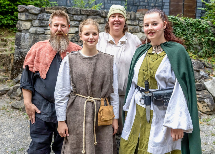 Die Familie Suter im Einsatz, von lins: Patrick (Henri, der Söldner); Mia (Mary); Denise (Volk) und Alessia Suter (Tily.). BILD: MICHAEL SCHINNERLING