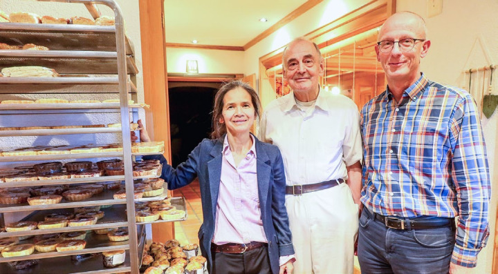 Nguyen, Alfred und Bruno Riesen (v. l.) verkaufen nicht nur lokal, sondern liefern nach Wunsch auch in die ganze Schweiz. BILDER: YVONNE BALDINNI Nguyen, Alfred und Bruno Riesen (v. l.) verkaufen nicht nur lokal, sondern liefern nach Wunsch auch in die ganze Schweiz. BILDER: YVONNE BALDINNI