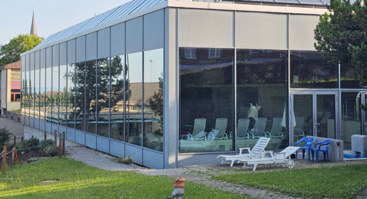 In Aeschi bestehen Projektideen für eine Neugestaltung des äusseren Bereichs des Hallenbades. BILD: MARTIN NATTERER