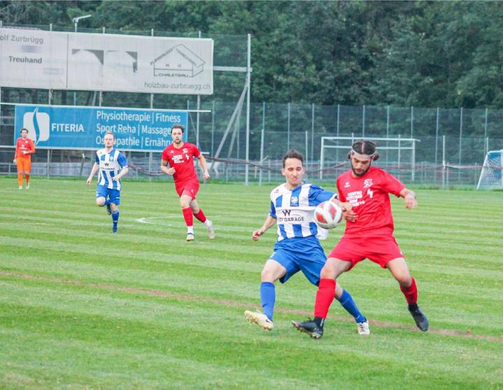 Däpp setzt den Verteidiger unter Druck, im Hintergrund Locher BILD: PETER SCHMID