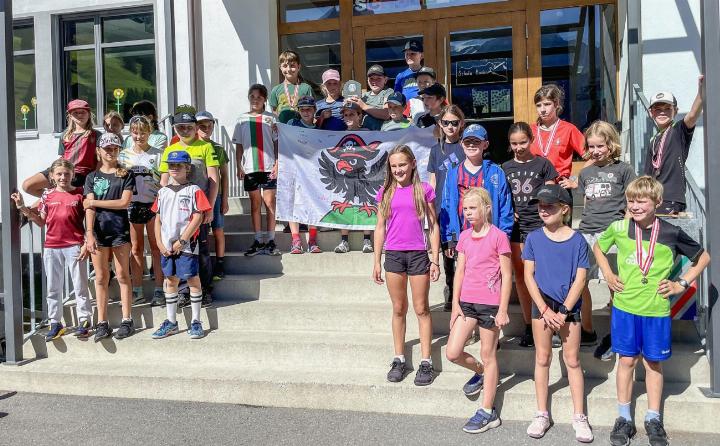 Stolz präsentieren sich die Sieger der Pendelstafetten Ausserschwand 2, Dorf 2 und Dorf 1 (v.l.). BILDER: CORINA SCHRANZ-LINDT