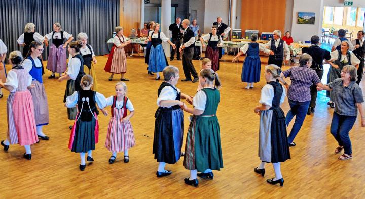 Wenn der Takt das Herz berührt: Trachtentanz vereint Generationen. BILD: BEATRICE JOSI
