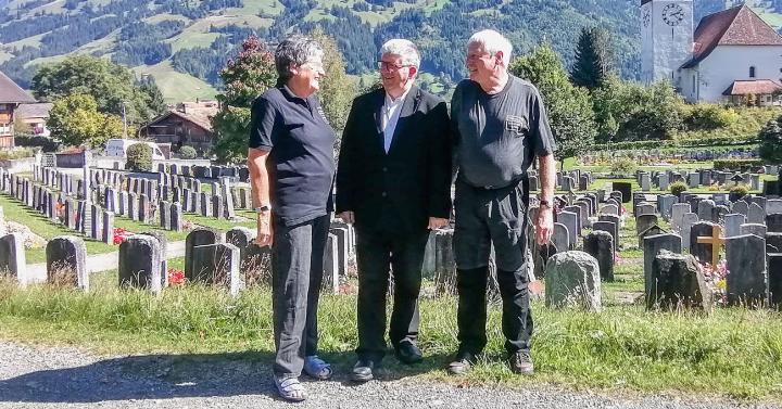 MARCEL MARMET Das Ehepaar Susanna und Gottlieb Sarbach übergibt seine Tätigkeit an Samuel Hess (Bildmitte). BILDER: THOMAS FEUZ
