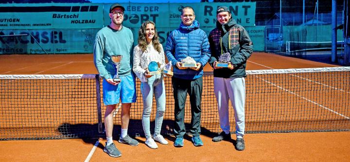 Die neu gekürten Clubmeister des TC Frutigen (v.l.): Martin Lehmann (R6/R9), Fabienne Mancini (Damen und Seniorinnen), Erich Siedhoff (Senioren) und Nevio Guadalupi (R2/R5). BILD: CARLA STEINER