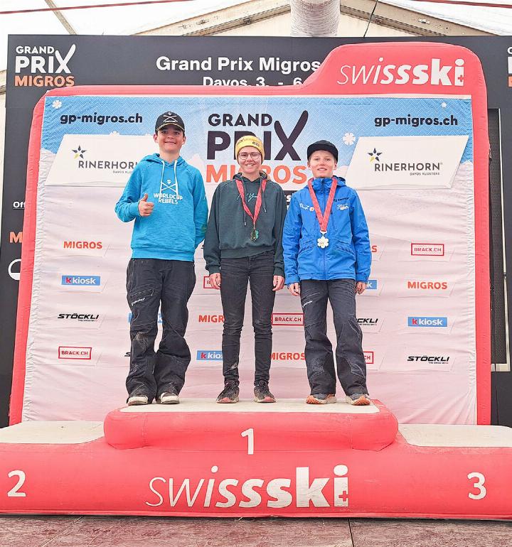Die Adelbodner Podestfahrer (v.l.) Mario Erb, Seline Grossen und Gian Hari – es fehlen Len Burn und Andrin Hari BILD: SC ADELBODEN