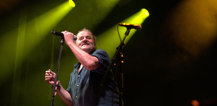Büne Huber, der Frontmann von Patent Ochsner, gab auch beim letzten Konzert der Tournee alles. BILDER: DOMINIK GRUNDER
