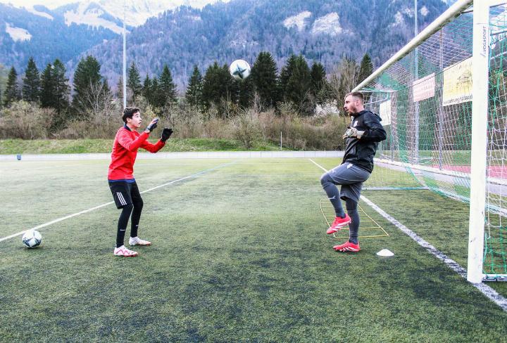 Andrin Demont (l.) und Alexander Beisswanger in Action: Flache Bälle, hohe Bälle, Bälle von links oder rechts – das Torhütertraining bereitet die Goalies auf unterschiedliche Situationen vor. BILDER: MICHAEL MAURER