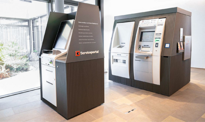 Ab sofort steht auch ein Automat für Ein- und Auszahlungen zur Verfügung (hinteres Gerät). BILD: ZVG