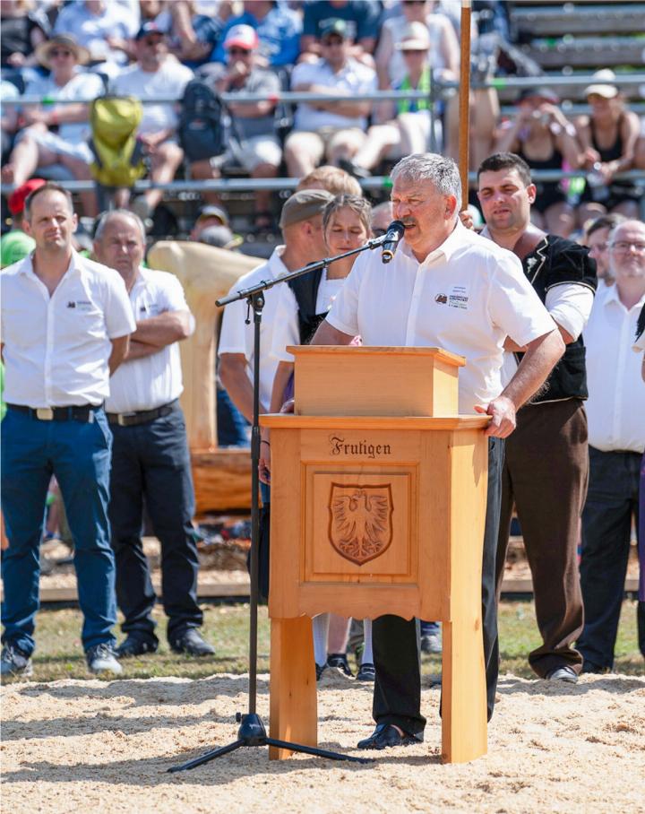 Hans Germann (hier in seiner Funktion als OK-Chef des Oberländischen Schwingfests 2023 in Frutigen) stellt sich zur Wahl für das Amt des Gemeinderatspräsidenten. BILD: ZVG