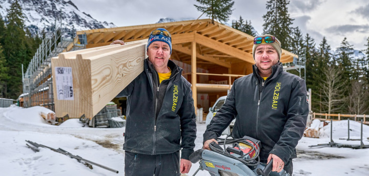 Beim Bau der neuen Werkhalle in Wengen konnten Werner und Patrick Müller auf die Unterstützung der Schweizer Berghilfe zählen. BILD: ZVG.