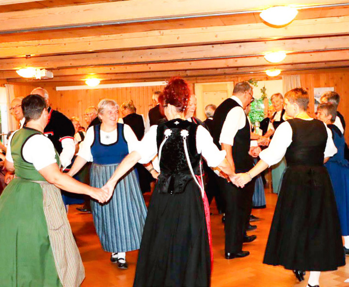 Der Tag der Tracht wurde im Suld traditionsgemäss mit Tanzen begangen. BILD: JULIA OSWALD