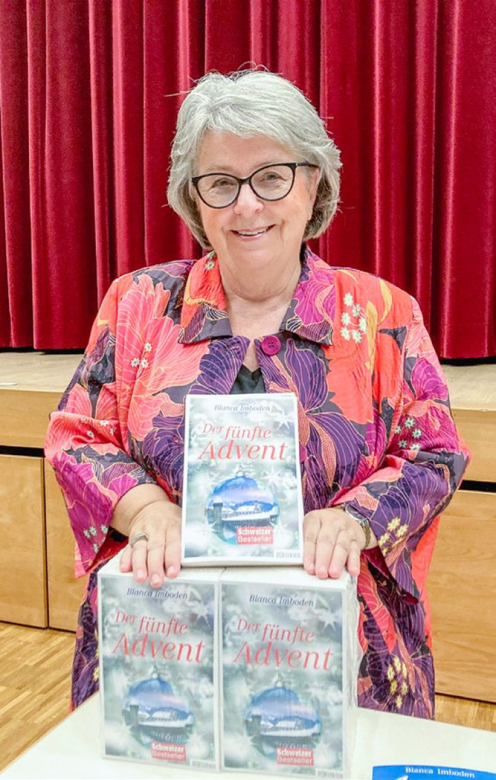 Bestsellerautorin Blanca Imboden bringt mit ihrem neuesten Buch Weihnachtsstimmung nach Reichenbach. BILD: RAHEL ROESTI