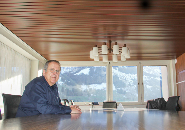 Wer für seine Pläne Mehrheiten gewinnen will, braucht in Adelboden politisches Gespür; Markus Gempeler im Gemeinderatszimmer. BILD: JULIAN ZAHND