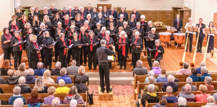 Gut 400 Besucherinnen und Besucher fanden sich in der Kirche Spiez zum Konzert ein. BILD: MICHAEL SCHINNERLING