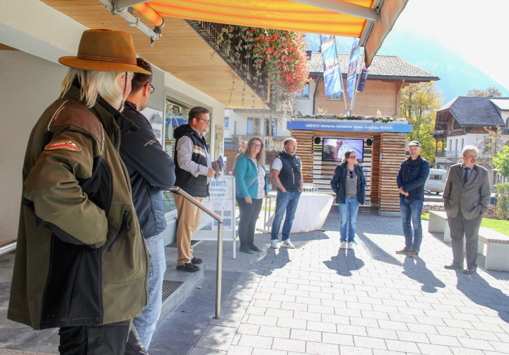Die Eröffnungsfeier vor dem Gemeindehaus in Kandersteg fand im Beisein von Beteiligten aus Politik, Tourismus und Gewerbe statt. BILDER: JACQUELINE RÜESCH