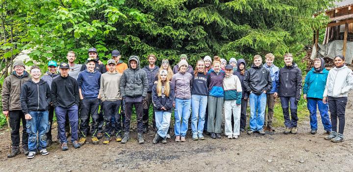 Gruppenbild im Wald: Die Landschulwoche war für alle eine spannende Erfahrung. BILD: ZVG