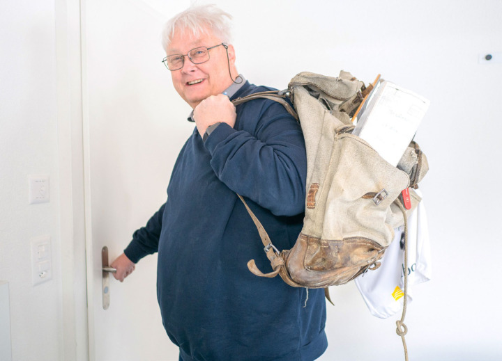 Den alten Rucksack vom ersten Arbeitstag geschultert, geht Markus Hostettler zufrieden in den Ruhestand. BILD: HANS RUDOLF SCHNEIDER