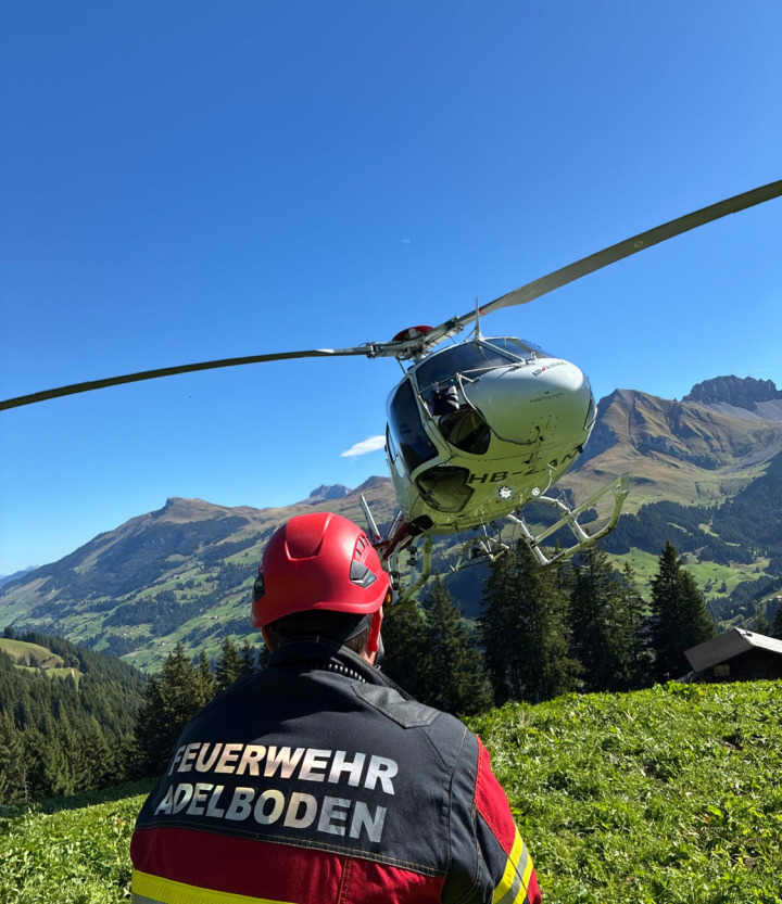 Die Feuerwehr übte den Einsatz im Gelände mit Unterstützung des Helikopters. BILDER: ZVG