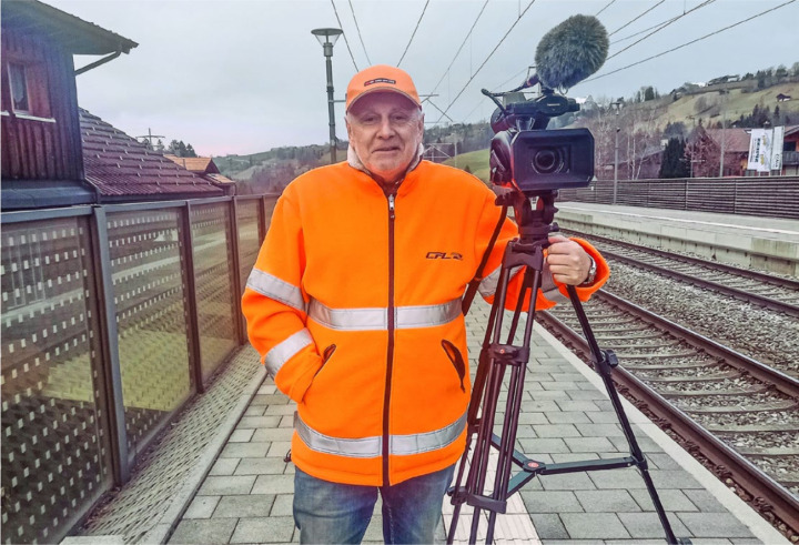 Mag vor allem Güterzüge: ein «Trainspotter» in Reichenbach. BILD: KATHARINA WITTWER