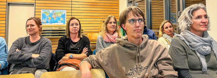 Eltern aus Aeschi tauschen sich über ihre Erfahrungen in der Medienerziehung aus. BILD: ANJA SCHRANZ