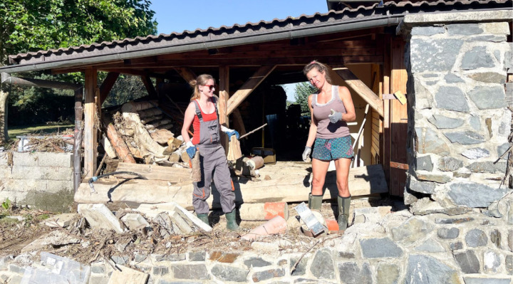 Markéta Allenbach  (r.) half beim Aufräumen der verwüsteten Garage ihrer Grossmutter.