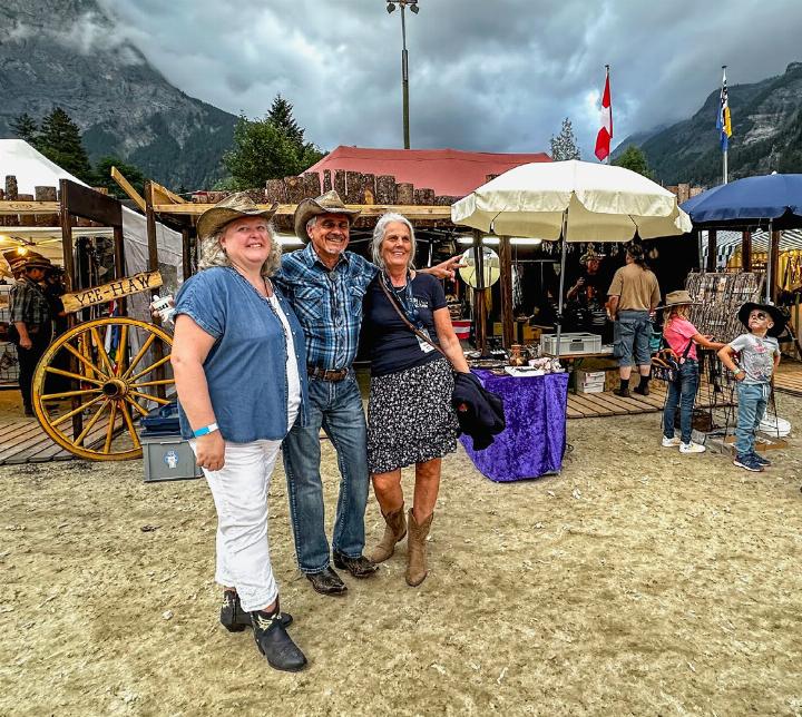 Feiernde Besucher des Country Festival in Kandersteg 2024