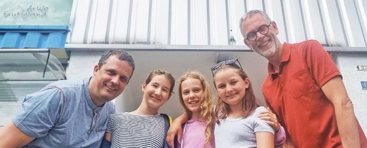 Guntmar, Eliane, Lorena, Jael und Richard (von links) vor dem Verlagsgebäude BILD: ZVG