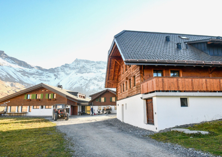 Die 2023 aufwändig restaurierte «Sennhütte»(im Vordergrund) mit ihren sieben Gästezimmern ist ein Renner im Übernachtungsangebot auf der Engstligenalp. BILDER: RETO KOLLER
