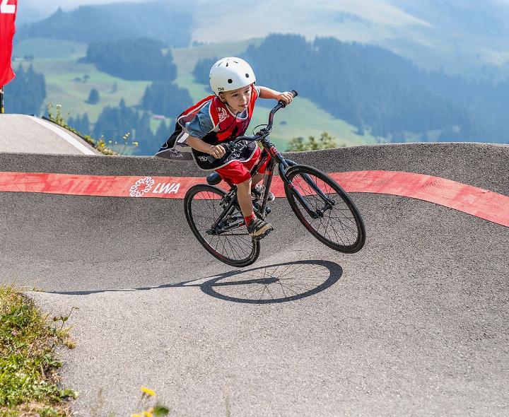 Enver Trüb (6) aus Bern, als jüngster Rider bei den Biker in der «Pfüdi»-Kategorie.