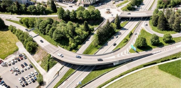 Beim Autobahnanschluss Spiez werden aktuell Leitungsarbeiten durchgeführt. BILD: ZVG