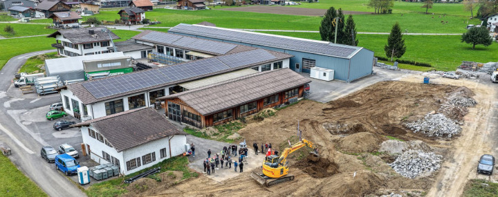 Grosse Baustelle in Reichenbach: Die Firma Wyssen Seilbahnen AG erstellt derzeit eine weitere Produktions- und Lagerhalle. BILD: ZVG