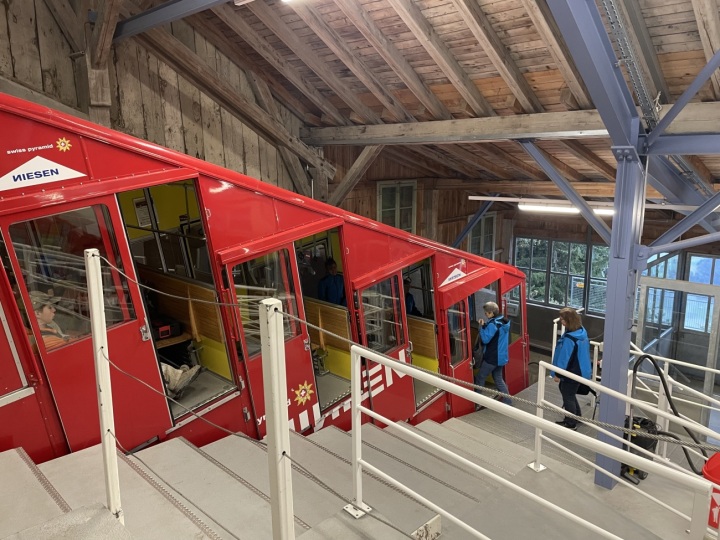 Bahn in Mittelstation - Bild: Rachel Honegger