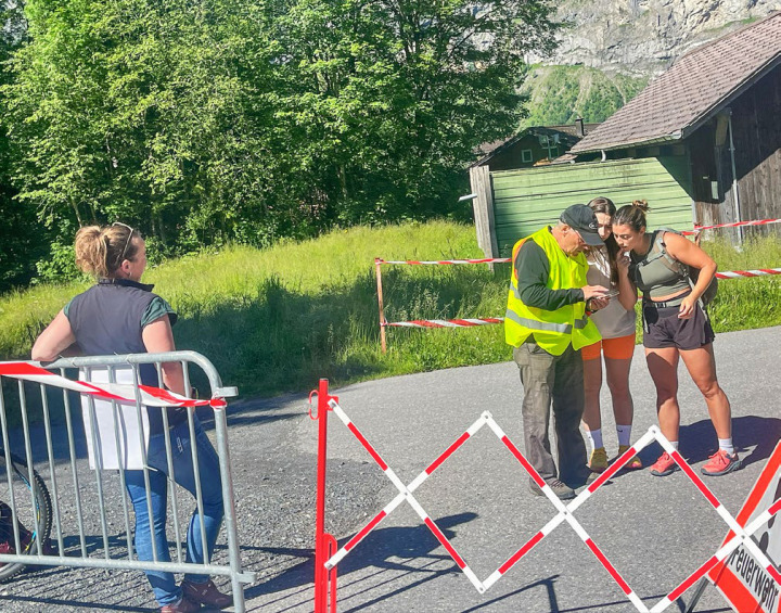 Bei den Markierungen der Sperrgebiete stehen «Lotsen» und erklären wanderwilligen Touristen die Lage.