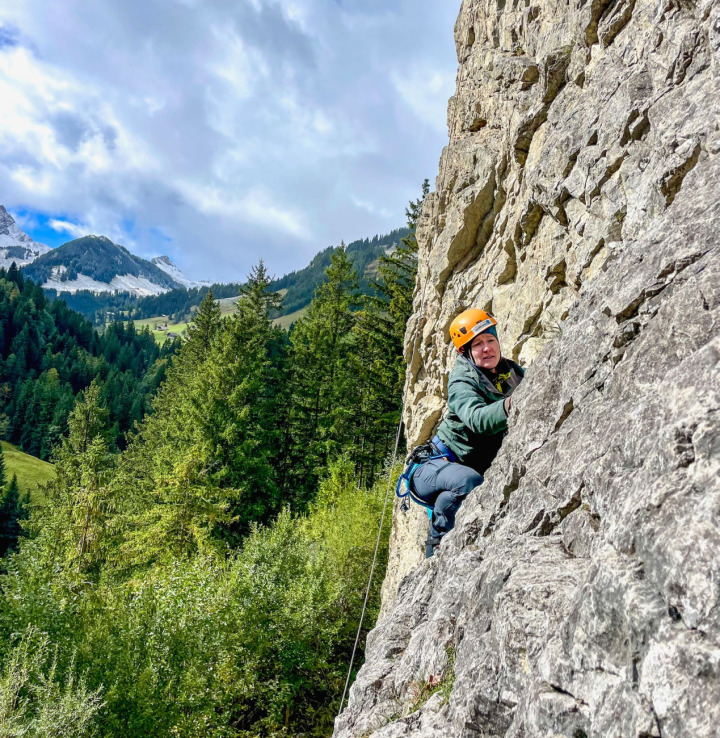 Die Autorin Rahel Roesti wagt sich an die anspruchsvollste Technik und klettert im Vorstieg. BILDER: SILVIO CASONI
